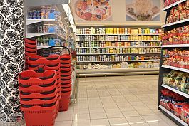 Koszyki sklepowe w wyposaeniu supermarketu